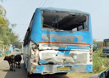திருக்கடையூர் பேருந்து நிலையம் அருகில் நின்று கொண்டிருந்த புதுச்சேரி அரசு பேருந்தின் பின்புறம் தனியார் பேருந்து மோதி விபத்து