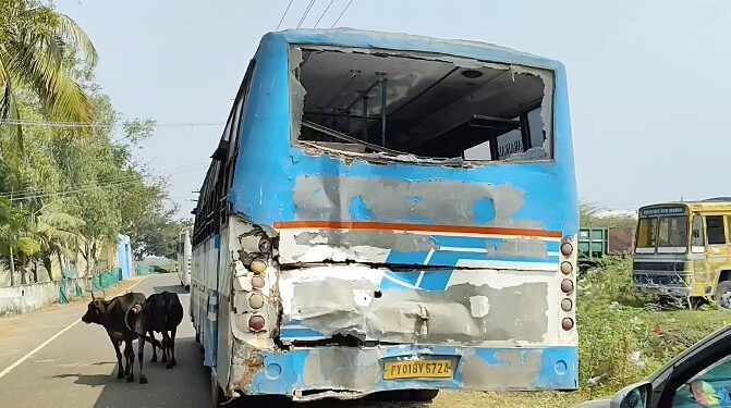 திருக்கடையூர் பேருந்து நிலையம் அருகில் நின்று கொண்டிருந்த புதுச்சேரி அரசு பேருந்தின் பின்புறம் தனியார் பேருந்து மோதி விபத்து