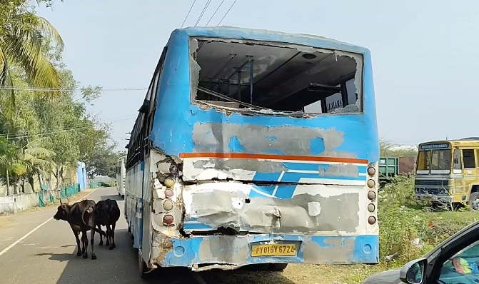 திருக்கடையூர் பேருந்து நிலையம் அருகில் நின்று கொண்டிருந்த புதுச்சேரி அரசு பேருந்தின் பின்புறம் தனியார் பேருந்து மோதி விபத்து