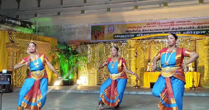 உலக பிரசித்தி பெற்ற திருவாரூர் தியாகராஜர் திருக்கோவிலில் மகா சிவராத்திரியை முன்னிட்டு நடைபெற்ற நாட்டியாஞ்சலி நிகழ்ச்சி