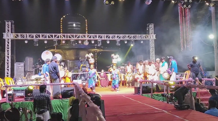 வழுவூர் 48,000 முனிவர்கள் பூஜை செய்த வரலாறு உடைய பெருஞ்சேரி தாருகாவனத்தில் 54 அடி உயர சிவன் கோயிலில் சிவராத்திரி விழா