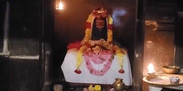 நல்லாடை கிராமத்தில் 900 ஆண்டு பழமை வாய்ந்த அக்னீஸ்வரர் கோவிலில் சிவராத்திரியை முன்னிட்டு நடைபெற்ற சிறப்பு அபிஷேக ஆராதனை