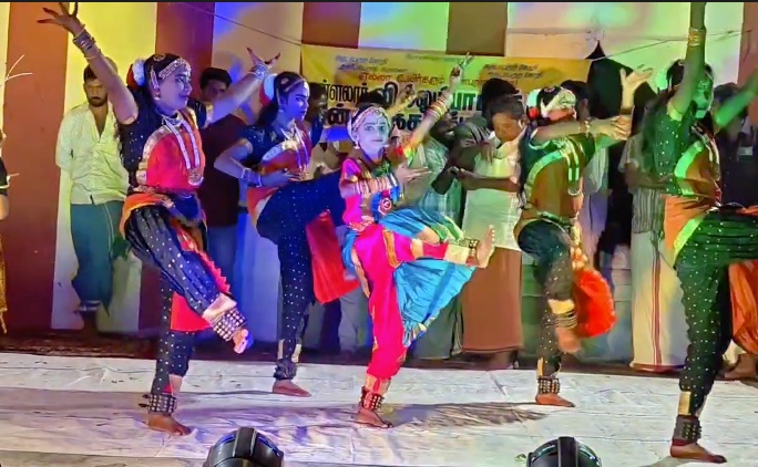 பெரம்பூர் கிராமத்தில் 700 ஆண்டுகள் பழமை வாய்ந்த அருள்மிகு ஆனந்தவல்லி சமேத அருள்மிகு பிரம்மபுரீஸ்வரர் சுவாமி சன்னதியில் சிவராத்திரியை முன்னிட்டு நடைபெற்ற நான்கு கால சிறப்பு பூஜை