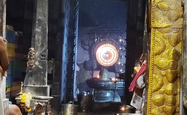 மயிலாடுதுறையில் பிரசித்தி பெற்ற 1500 ஆண்டுகள் பழமை வாய்ந்த மாயூநாதர் கோயிலில் நான்கு கால சிவராத்திரி பூஜை