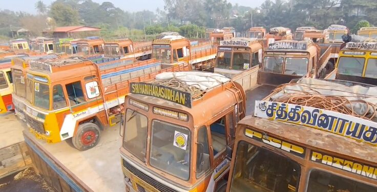 லாரிக்கான FCகட்டணத்தை பன்மடங்கு உயர்த்திய மத்திய அரசை கண்டித்து டெல்டா மாவட்டங்களில் 30,000 லாரிகள் இயக்கப்படாமல் உள்ளது