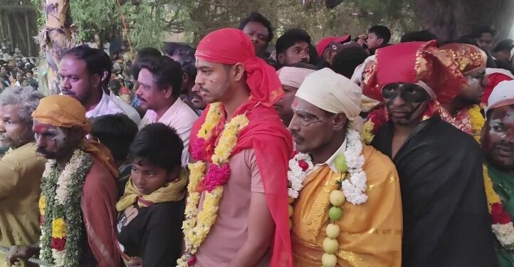 முடிதிருச்சம்பள்ளியில் ஸ்ரீ அங்காள பரமேஸ்வரி ஆலயத்தின் ஐதீக திருவிழா பேச்சாயி வேடமணிந்திருந்த பக்தர்கள்