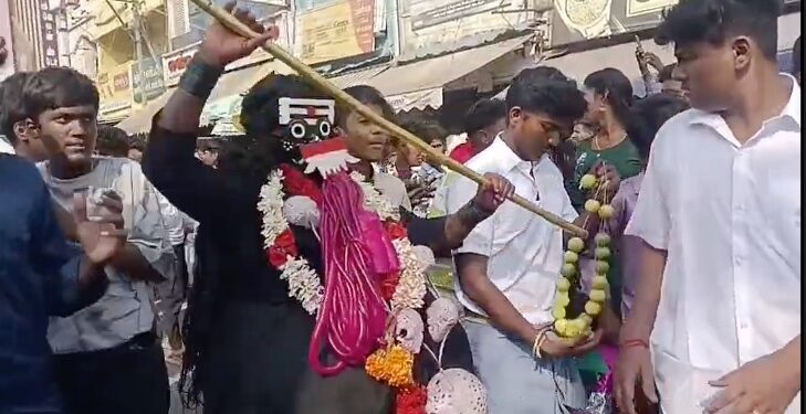 விழுப்புரம் ரேணுகாம்பாள் கோவிலில் மயானக் கொள்ளை திருவிழா