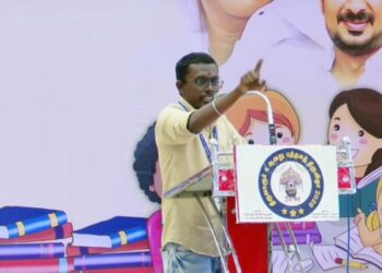 புத்தகத் திருவிழாவில் பேசிக்கொண்டிருந்த மாணவன் திடீரென மயங்கி விழுந்ததால் பரபரப்பு