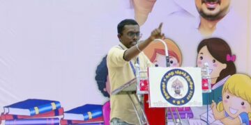 புத்தகத் திருவிழாவில் பேசிக்கொண்டிருந்த மாணவன் திடீரென மயங்கி விழுந்ததால் பரபரப்பு