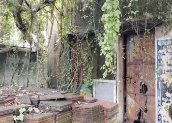 சீர்காழி விளந்திட சமுத்திரம் பகுதியில் பாழடைந்து சேதம் அடைந்த கிராம நிர்வாக அலுவலக கட்டடம்