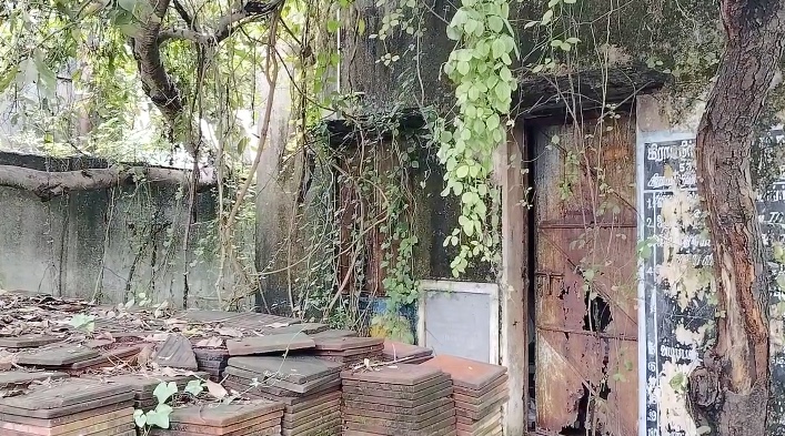 சீர்காழி விளந்திட சமுத்திரம் பகுதியில் பாழடைந்து சேதம் அடைந்த கிராம நிர்வாக அலுவலக கட்டடம்