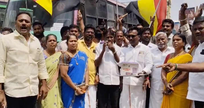 DMDK,DMK-வுடன் கூட்டணி அமைத்ததை தொடர்ந்து நகர செயலாளர் மணிகண்டன் & இளையராஜா தலைமையில் கொண்டாட்டம்