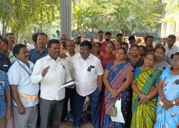 கிராம உதவியாளருக்கு வரையறுக்கப்பட்ட காலமுறை ஊதியம் வழங்கும் வரை  காலவரையற்ற வேலை நிறுத்த காத்திருப்பு போராட்டம்