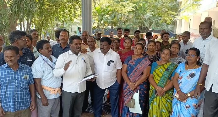 கிராம உதவியாளருக்கு வரையறுக்கப்பட்ட காலமுறை ஊதியம் வழங்கும் வரை  காலவரையற்ற வேலை நிறுத்த காத்திருப்பு போராட்டம்