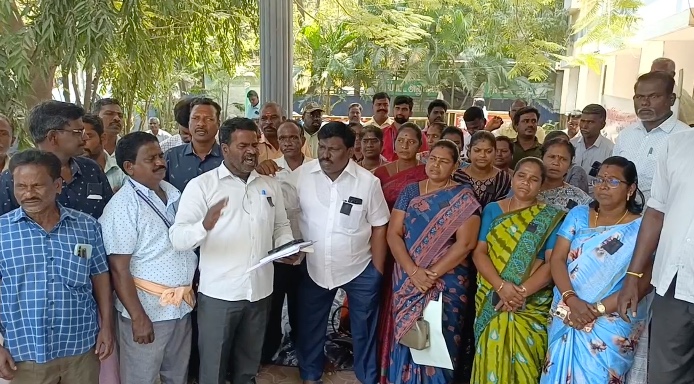 கிராம உதவியாளருக்கு வரையறுக்கப்பட்ட காலமுறை ஊதியம் வழங்கும் வரை காலவரையற்ற வேலை நிறுத்த காத்திருப்பு போராட்டம்