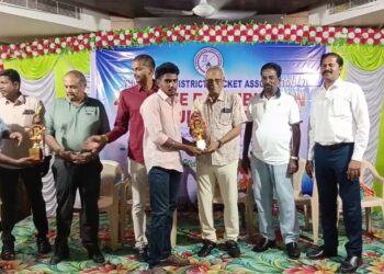 CSKஅணியில் இந்த ஆண்டு தோனி மீண்டும் விளையாடுவார் என CSK அணி உரிமையாளர் காசி விஸ்வநாதன்  பேட்டி