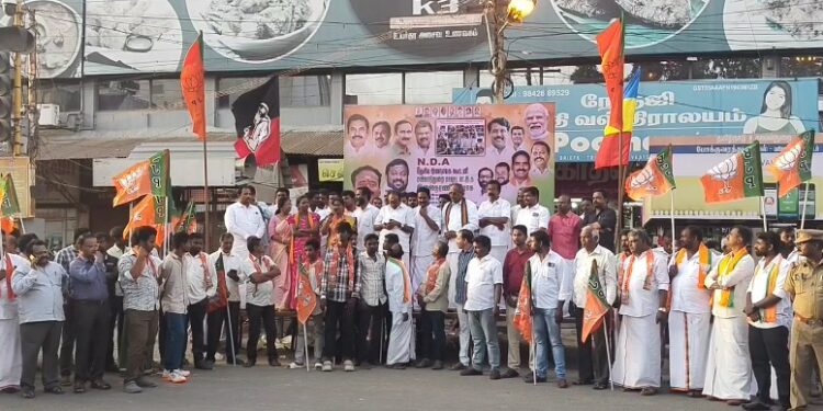 தமிழக அரசை கண்டித்து தேசிய ஜனநாயக கூட்டணி கட்சிகள் சார்பாக பாரதிய ஜனதா கட்சி இளைஞர் அணியினர் கண்டன ஆர்ப்பாட்டம்