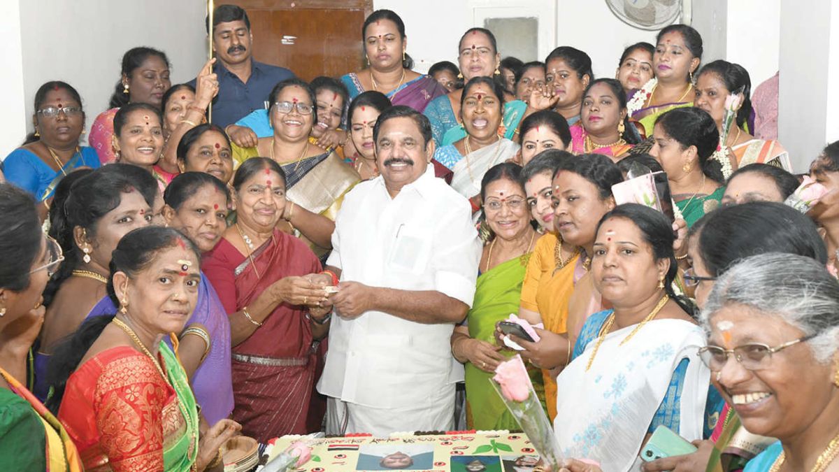 “கோட்டையை நோக்கிப் படையெடுப்போம்!” – 20 கிலோ மெகா கேக் வெட்டி எடப்பாடியார் மகளிர் தின எழுச்சி முழக்கம்!