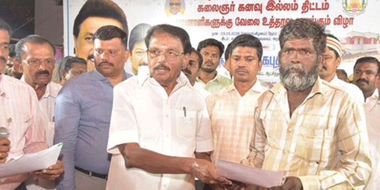 “குடிசையில்லாத் தமிழகம்” இலக்கை நோக்கி அருப்புக்கோட்டை: ரூ.3.50 கோடியில் 100 பேருக்குக் கலைஞர் கனவு இல்லம் – அமைச்சர் கே.கே.எஸ்.எஸ்.ஆர். அதிரடி!