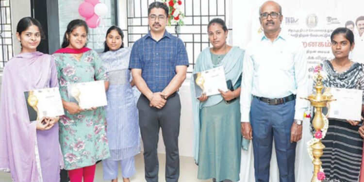 “இளைஞர் சக்தியே தமிழகத்தின் எதிர்காலம்!” – ராமநாதபுரத்தில் ‘திறனகம்’ அதிரடித் தொடக்கம்; மாணவிகளுக்குச் சான்றிதழ் வழங்கி ஆட்சியர் வாழ்த்து!