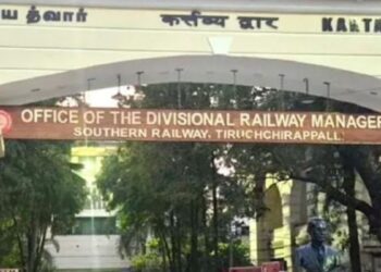“திருச்சியில் இந்தி எழுத்துக்கள் அகற்றம்!” – திமுகவினர் நடத்திய முற்றுகைப் போராட்டம் வெற்றி; ரயில்வே நிர்வாகம் அதிரடி உறுதி!