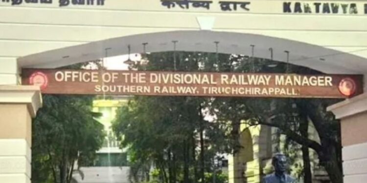 “திருச்சியில் இந்தி எழுத்துக்கள் அகற்றம்!” – திமுகவினர் நடத்திய முற்றுகைப் போராட்டம் வெற்றி; ரயில்வே நிர்வாகம் அதிரடி உறுதி!