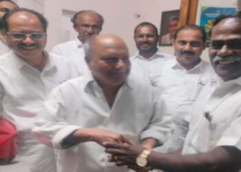 திருவனந்தபுரத்தில் சந்திப்பு: காங்கிரஸ் மூத்த தலைவர் ஏ.கே.அந்தோணியிடம் மதுரை மாவட்டத் தலைவர் முத்துக்குமார் வாழ்த்துப் பெற்றார்!
