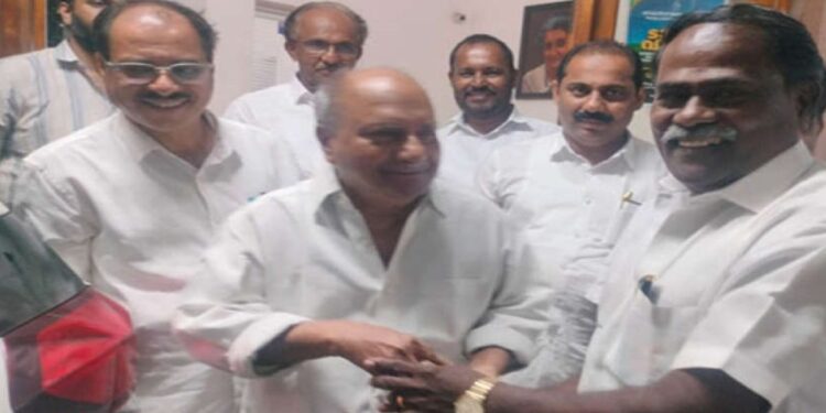 திருவனந்தபுரத்தில் சந்திப்பு: காங்கிரஸ் மூத்த தலைவர் ஏ.கே.அந்தோணியிடம் மதுரை மாவட்டத் தலைவர் முத்துக்குமார் வாழ்த்துப் பெற்றார்!