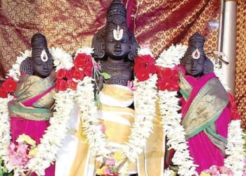 12 ஆண்டுகளுக்கு ஒருமுறை நிகழும் அதிசயம்: கும்பகோணத்தில் பாதாள அறையிலிருந்து வெளிவந்த அத்திவரதரை தரிசிக்க லட்சக்கணக்கான பக்தர்கள் குவிந்தனர்!