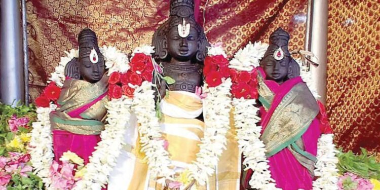 12 ஆண்டுகளுக்கு ஒருமுறை நிகழும் அதிசயம்: கும்பகோணத்தில் பாதாள அறையிலிருந்து வெளிவந்த அத்திவரதரை தரிசிக்க லட்சக்கணக்கான பக்தர்கள் குவிந்தனர்!