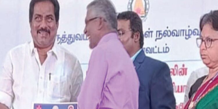 மதுரை தமுக்கம் மைதானத்தில் ‘நலம் காக்கும் ஸ்டாலின்’ மெகா மருத்துவ முகாம்: அமைச்சர் பி.மூர்த்தி பாராட்டு சான்றிதழ் வழங்கினார்!