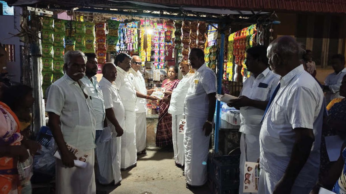 பெரம்பலூர் நெய்குப்பையில் வீடு வீடாகத் துண்டுப் பிரசுரம் வழங்கி அதிமுகவினர் சூறாவளிப் பிரச்சாரம்!