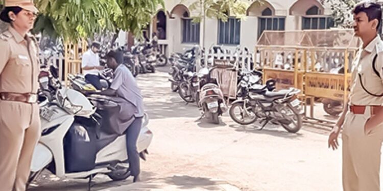 தூத்துக்குடி நீதிமன்ற வளாகத்தில் எஸ்.பி. மதன் அதிரடி ‘ரெய்டு’: குற்றச் சம்பவங்களுக்கு செக் வைக்க போலீசாருக்கு அதிரடி உத்தரவு!