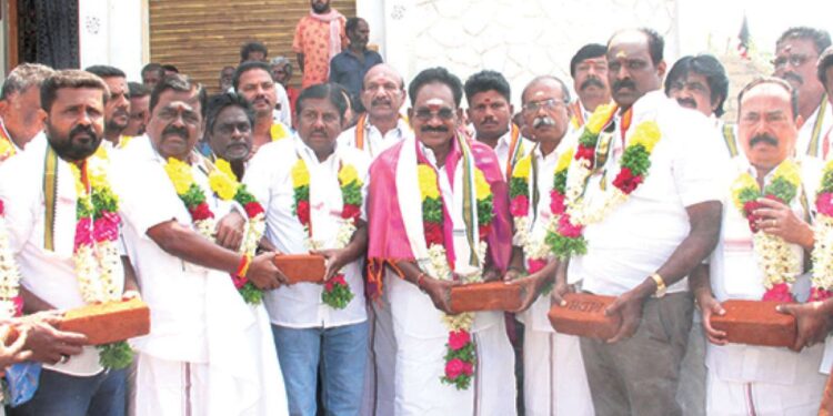 மதுரை மேற்கு தொகுதியில் அதிரடி வளர்ச்சிப் பணிகள்: கோவில்பாப்பாகுடியில் ரூ.16 லட்சத்தில் வடிகால் திட்டத்தை துவக்கினார் செல்லூர் ராஜூ!