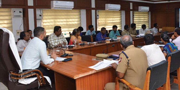 தேர்தல்களத்தில் பறக்கும் படைகளின் அதிரடி வேட்டை: ரூ.10 லட்சத்திற்கு மேல்கை மாறினால் வருமான வரித்துறை ‘சீக்ரெட்’ ஆப்பரேஷன் – நாகை கலெக்டர் ஆகாஷ் எச்சரிக்கை!