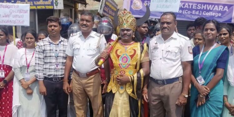 எமதர்மன்வேடத்தில்மாணவர்எச்சரிக்கை: கோபியில்ஸ்ரீவெங்கடேஸ்வராகல்லூரிமாணவர்கள்நடத்தியஅதிரடிசாலைபாதுகாப்புவிழிப்புணர்வுபேரணி!