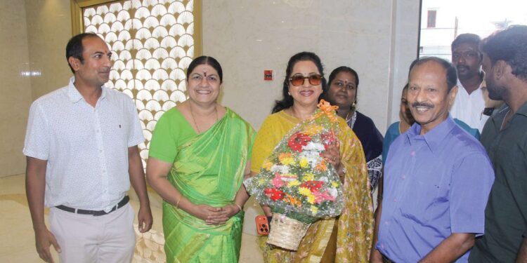 தூத்துக்குடியில் ரசிகர்களுடன் “தாய்கிழவி” படம் பார்த்த ராதிகா: கணபதி கலையரங்கில் உற்சாக வரவேற்பு!