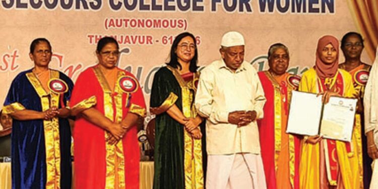 தஞ்சை மண்ணில் சாதனைப் பெண்கள்: பான் செக்கர்ஸ் கல்லூரி பட்டமளிப்பு விழாவில் 1,192 மாணவிகள் பட்டம் பெற்றனர்!