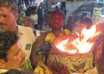 நடுக்கடலில் திகுதிகுவென எரிந்த அக்னிச்சட்டி: நாகை கீச்சாங்குப்பம் கன்னிகோயில் மாசிமகத் திருவிழாவில் மீனவர்களின் சிலிர்க்க வைக்கும் வழிபாடு!