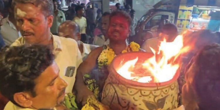 நடுக்கடலில் திகுதிகுவென எரிந்த அக்னிச்சட்டி: நாகை கீச்சாங்குப்பம் கன்னிகோயில் மாசிமகத் திருவிழாவில் மீனவர்களின் சிலிர்க்க வைக்கும் வழிபாடு!