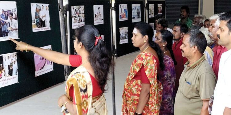 தமிழகஅரசின்ஓராண்டுசாதனைகள்கண்முன்னே: சிவகிரிபேருந்துநிலையத்தில்திரண்டபொதுமக்கள் – செய்திமக்கள்தொடர்புத்துறையின்பிரம்மாண்டபுகைப்படக்கண்காட்சி!