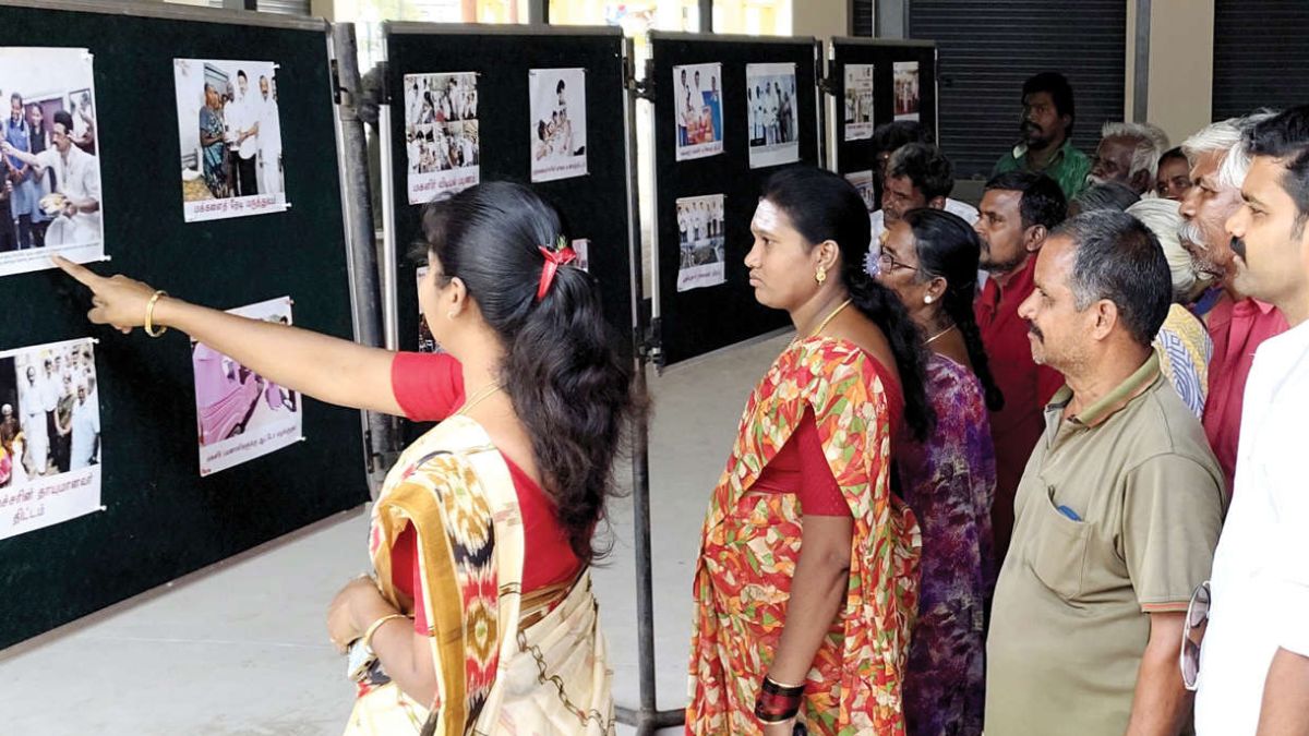 தமிழகஅரசின்ஓராண்டுசாதனைகள்கண்முன்னே: சிவகிரிபேருந்துநிலையத்தில்திரண்டபொதுமக்கள் – செய்திமக்கள்தொடர்புத்துறையின்பிரம்மாண்டபுகைப்படக்கண்காட்சி!