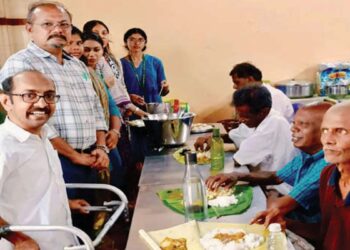 முதியோர் இல்லத்தில் நெகிழ்ச்சி: ‘வழிகாட்டி மனிதர்கள்’ சார்பில் உலகத் தொண்டு நிறுவன தினத்தில் மதிய உணவு – கல்லூரி மாணவிகளின் சமூகப் பணி!