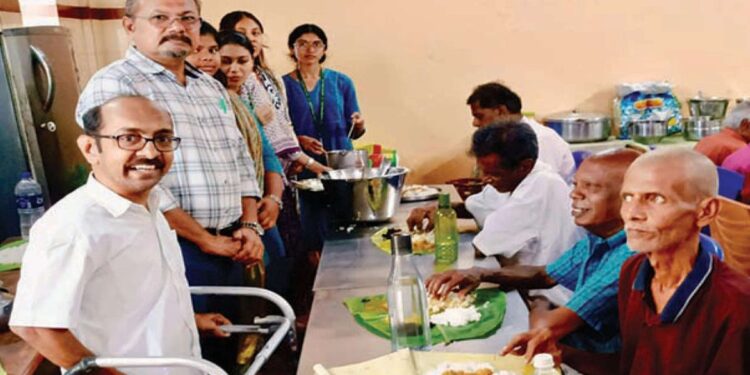 முதியோர் இல்லத்தில் நெகிழ்ச்சி: ‘வழிகாட்டி மனிதர்கள்’ சார்பில் உலகத் தொண்டு நிறுவன தினத்தில் மதிய உணவு – கல்லூரி மாணவிகளின் சமூகப் பணி!