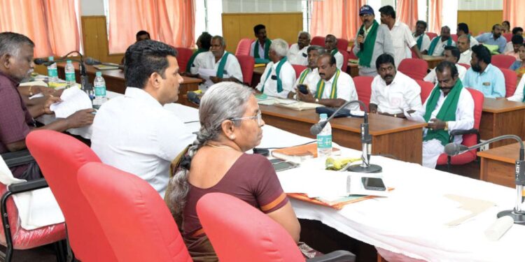 கிருஷ்ணகிரிமண்ணின்மைந்தர்களுக்குஅதிகாரிகளின்அதிரடிஉத்தரவு: விவசாயிகள்குறைதீர்க்கும்கூட்டத்தில்கோரிக்கைகள் மழை தீர்வுக்குமாவட்டவருவாய்அலுவலர்சாதனைக்குறள்கெடு!