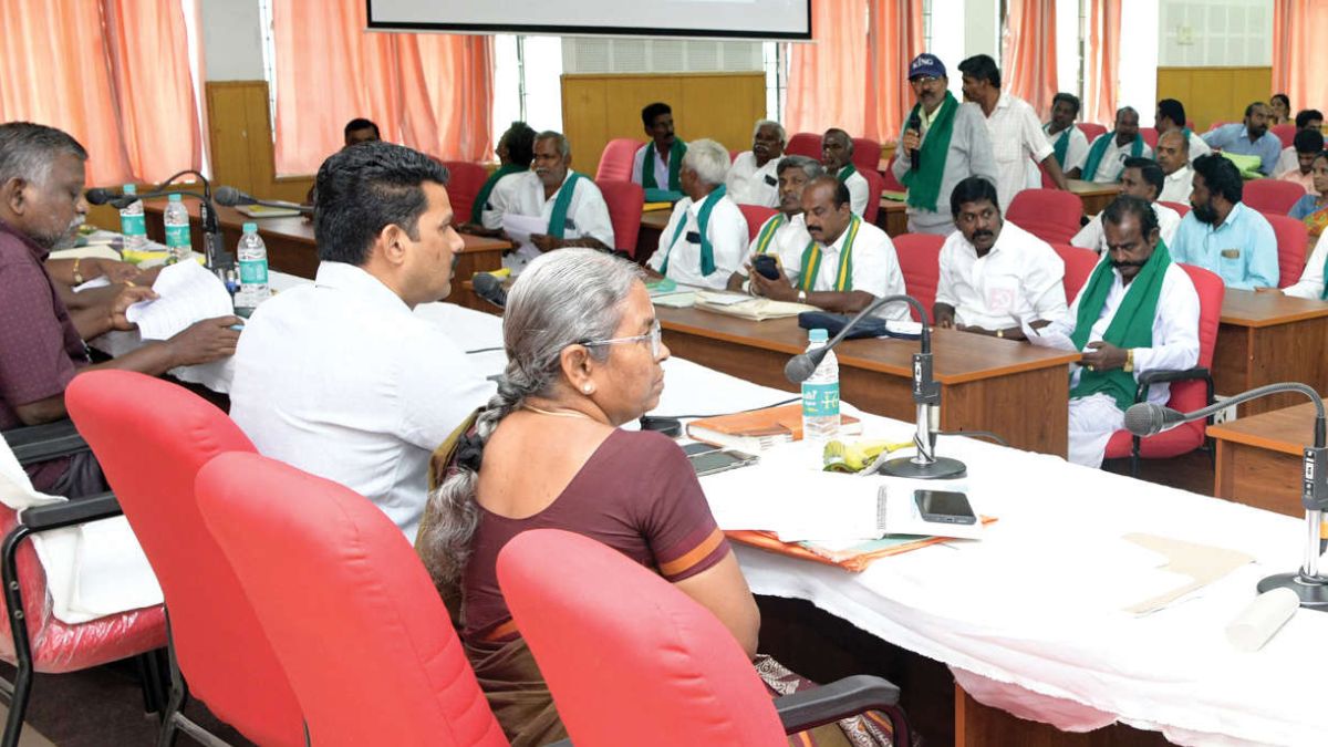 கிருஷ்ணகிரிமண்ணின்மைந்தர்களுக்குஅதிகாரிகளின்அதிரடிஉத்தரவு: விவசாயிகள்குறைதீர்க்கும்கூட்டத்தில்கோரிக்கைகள் மழை தீர்வுக்குமாவட்டவருவாய்அலுவலர்சாதனைக்குறள்கெடு!