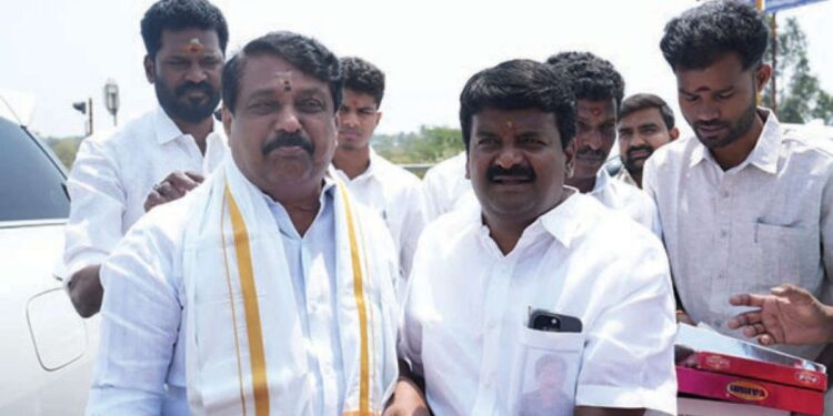 விராலிமலையில் அரசியல் சங்கமம்: பாஜக மாநிலத் தலைவர் நைனார் நாகேந்திரனுக்கு சால்வை அணிவித்து சி.விஜயபாஸ்கர் உற்சாக வரவேற்பு!