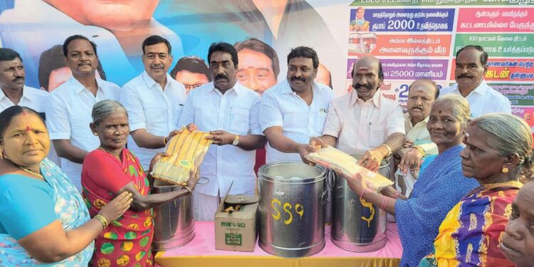 காஞ்சியில்முன்னாள்அமைச்சர்வி.சோமசுந்தரம்தலைமையில்நலத்திட்டஉதவிகள்மாரிக்குவிப்பு!