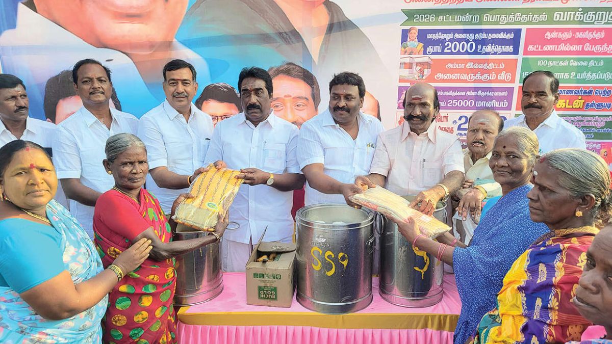 காஞ்சியில்முன்னாள்அமைச்சர்வி.சோமசுந்தரம்தலைமையில்நலத்திட்டஉதவிகள்மாரிக்குவிப்பு!