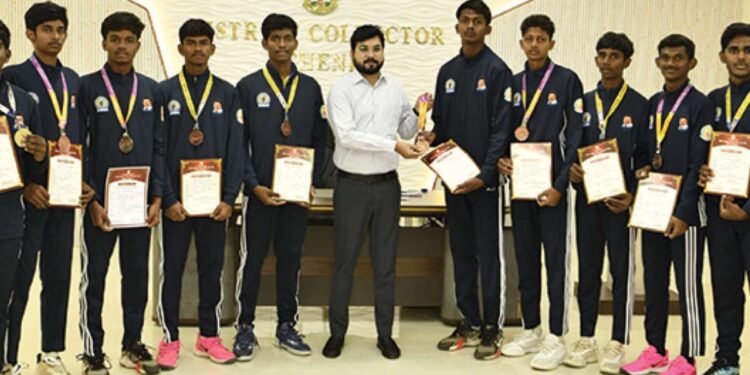 சர்வதேச கிக்பாக்ஸிங் முதல் குடியரசு தினப் போட்டிகள் வரை: பதக்கங்களை அள்ளி தேனிக்கு பெருமை சேர்த்த வீரர்களுக்கு கலெக்டர் ரஞ்ஜீத் சிங் பாராட்டு!